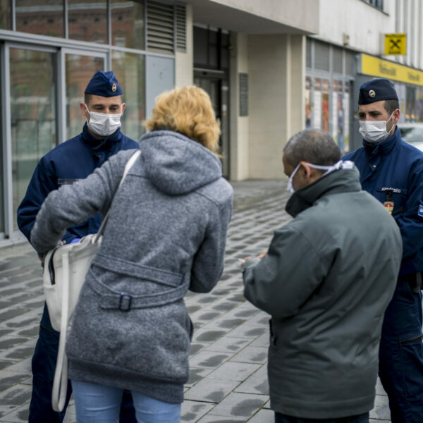 Szerdán dönt a kormány a május 3. utáni új kijárási szabályokról