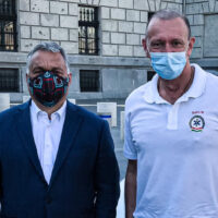 orbán dizájnmaszkban 2