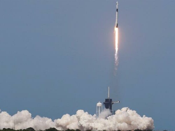 Történelmi pillanat: fellőtték SpaceX űrhajóját
