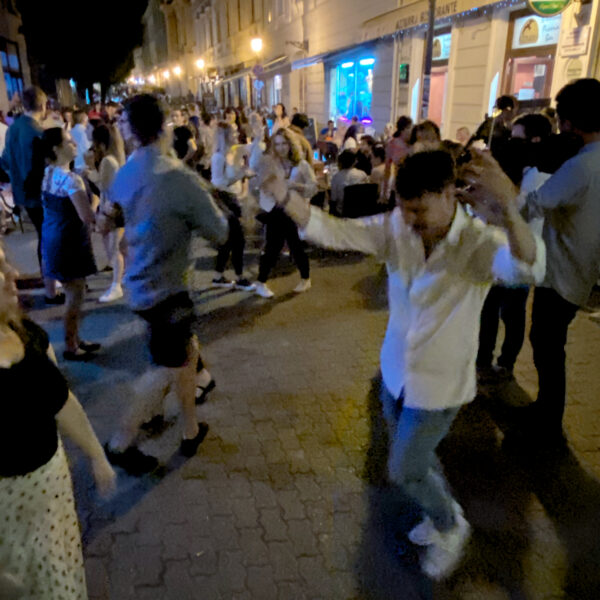 KÖNNYÍTÉSEK: Viszlát a maszknak! Jöhetnek a lagzik és bulik!