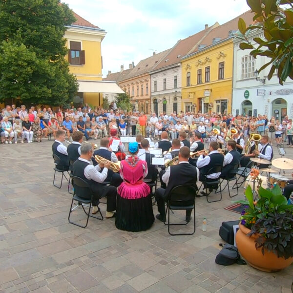 Felszállt a véméndi muzsikaszó a Jókai téren