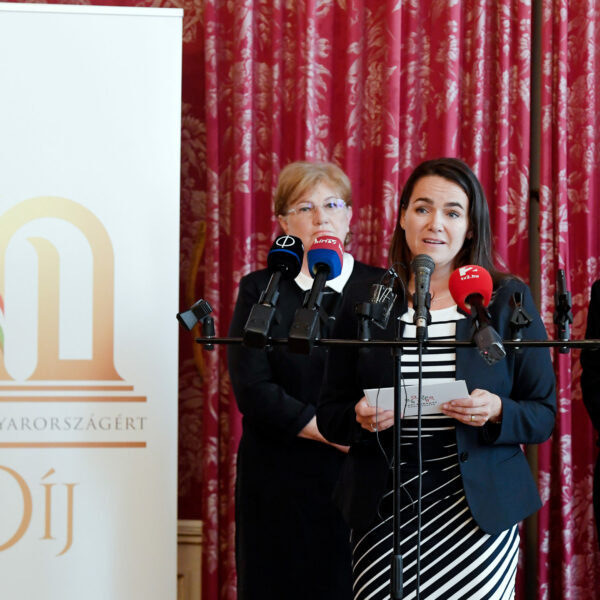 Hős nőket keresnek a Nők Magyarországért Díjra, a jutalom 5 millió forint!
