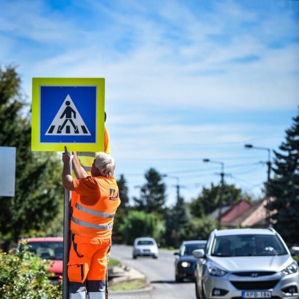 Fluoreszkáló táblák a zebráknál!