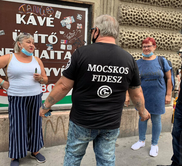 Élőláncot szerveztek az egyetemfoglaló diákok az SZFE-től az Országházig