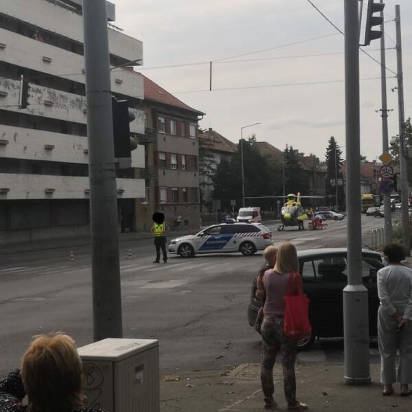 Mentőhelikopter miatt állt a forgalom Pécsett, 1.5 éves kislányt hoztak a klinikára