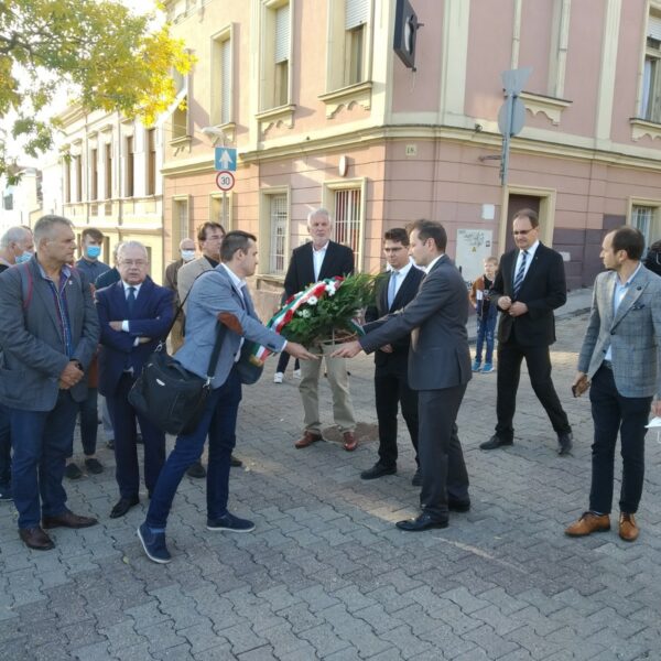 Az önkormányzat szolidan, az ellenzék nagy megemlékezést tartott a mai gyásznapon Pécsett