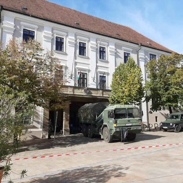 Katonák a Széchenyi téren: fertőtlenítenek egy gimnáziumot Pécsett