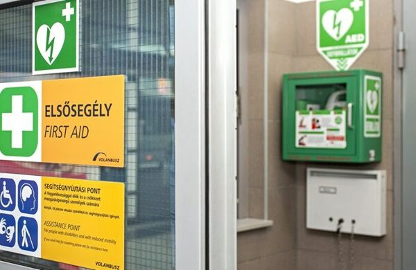 A pécsi autóbuszállomásra is telepítettek defibrillátort!
