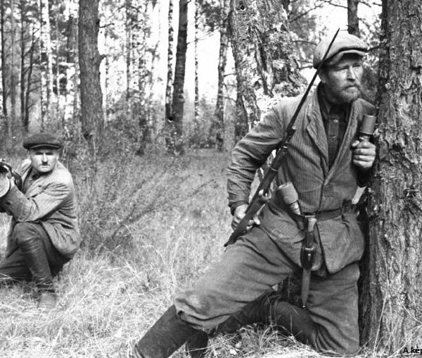 Maszkos megemlékezések: Pécsett a ’48-as téren koszorúznak