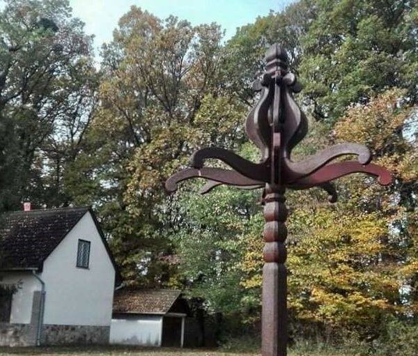 Újra régi fényében tündököl Pusztabányán az Életfa