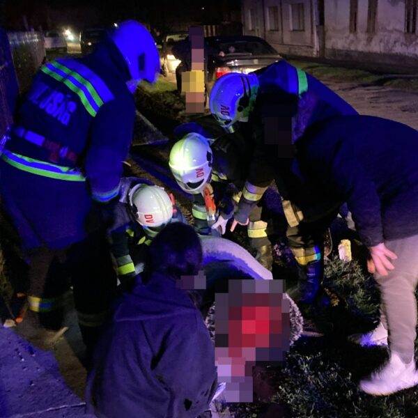 Egy nő lábát kellett kimenteni a vízelvezetőből Mágocson