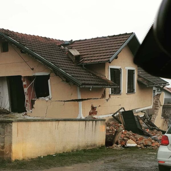 „Sok család autóban alszik, súlyos a helyzet!” – Petrinjában járt a Pécs Aktuál olvasója