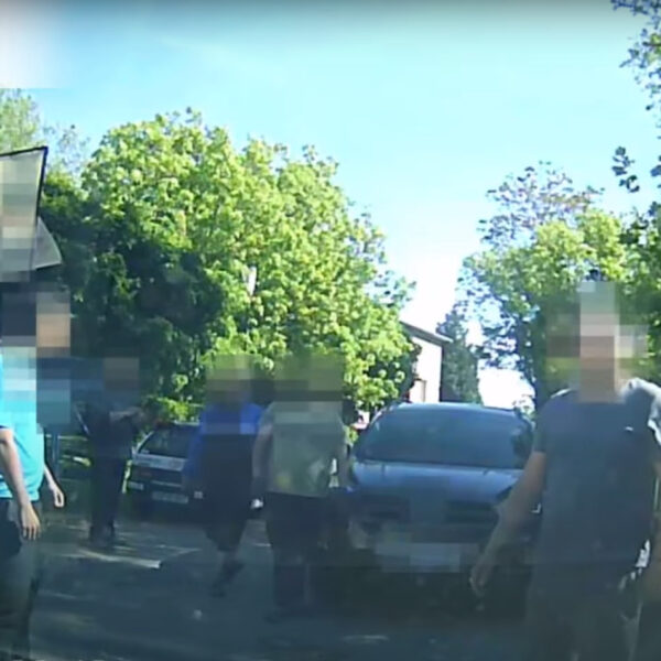 VIDEÓ! Négy kemény csávó esett egy autónak Pécsett