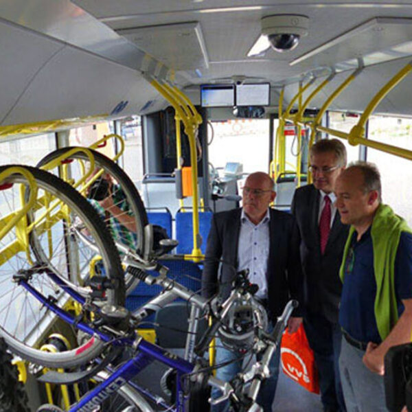A Tüke Busz azt javasolja, hogy az idősebb utasok vizes palackokat is vigyenek a járatokra, amivel hűteni tudják magukat