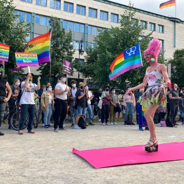 Drag queenekkel alapítottak új államot, és gyűjtöttek a Pécs Pride számára is!