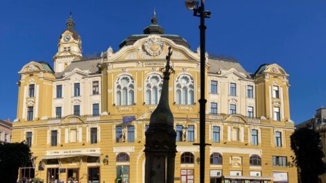 Eltűnik a pécsi „ferde torony”, felújítják a Széchenyi téren található meteorológiai állomást