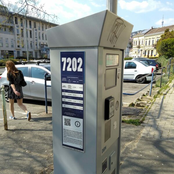 Információs táblák segítik az okosparkolást Pécsen