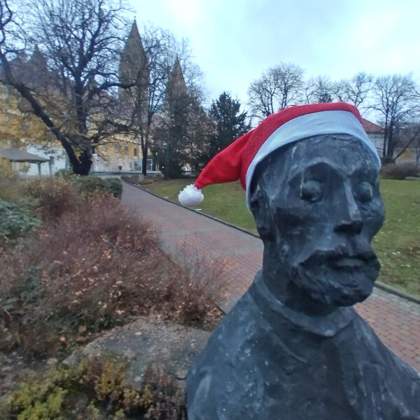 EZ IS PÉCS! Újra Mikulás-sapkákat kaptak a pécsi szobrok, már több mint 10 éve él ez a hagyomány