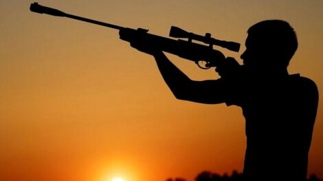 Gyerekekre lövöldözött a pécsi airsoft-pálya vezetője, egy 10 éves kislányt a fején talált el
