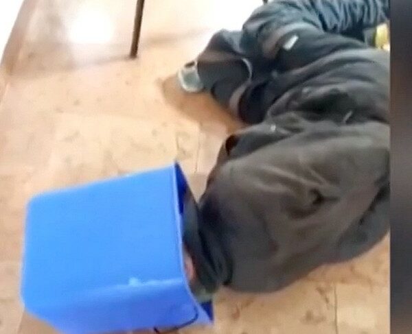Durván megaláztak egy hajléktalant a rendőrségen