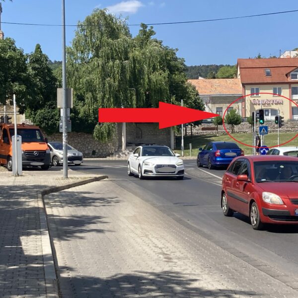 S lőn közlekedési lámpa: szolgálatba állt az Ágoston téri villanyrendőr!