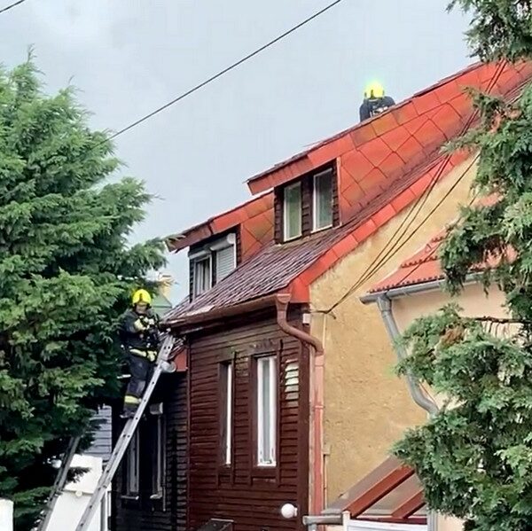 Villámcsapás miatt kigyulladt egy ház Pécs belvárosában