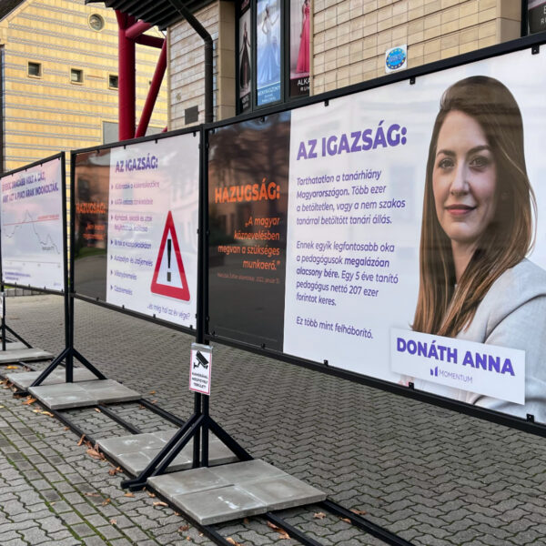 Nem helyezi át a kereskedőket zavaró plakátjait a Momentum