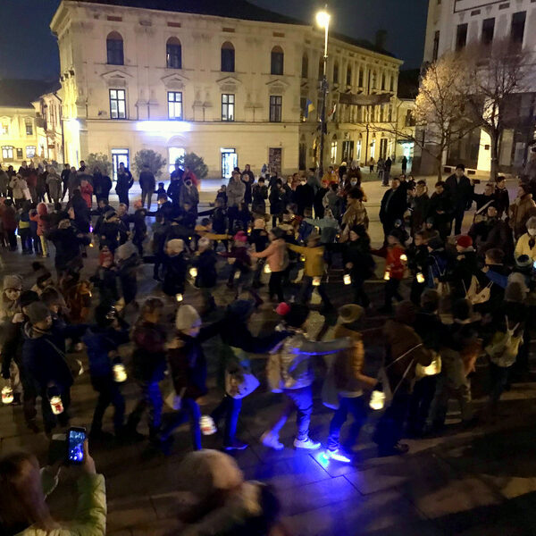 Lámpásokkal vonul 600 gyermek a pécsi főtérre Márton napján