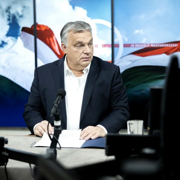 Orbán ellenzi a szankciós politikát és küzd a recesszió ellen
