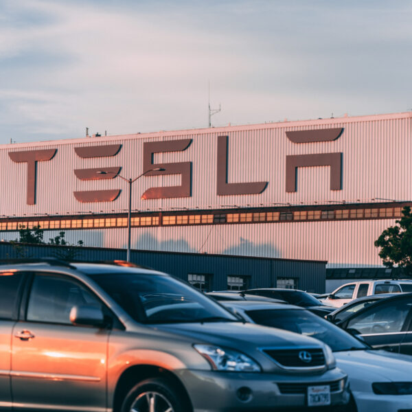 Szupertöltőt épít a Tesla Pécsett!