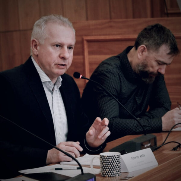 Belenézhetnek ellenzéki képviselők leveleibe a pécsi városházán