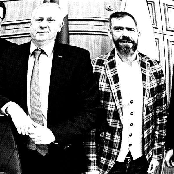 Ezúttal recsegett-ropogott a mikrofon az ellenzéki felszólalások alatt, Péterffy hangja tökéletes volt!
