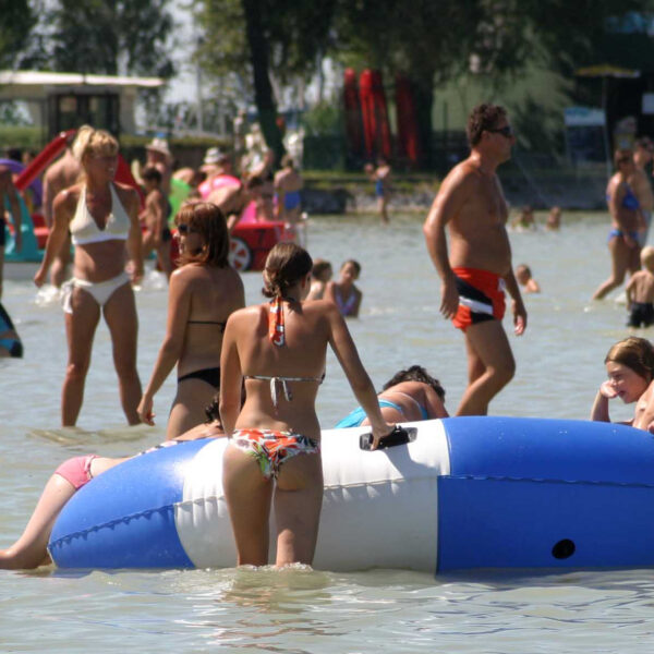 Balaton: éjjel-nappal fizetős lett a parkolás a pécsiek kedvenc helyén