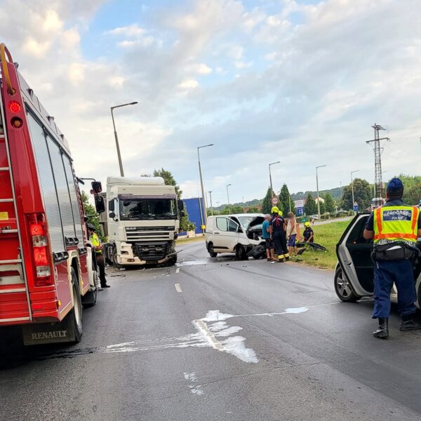 Kamion és mikrobusz csattant Szigetváron