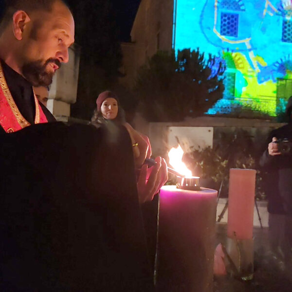 Felgyúlt az első adventi gyertya