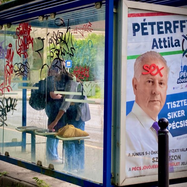 Plakátháború Pécsett? Mindenki a másikét tépkedi, rongálja és pakolgatja!