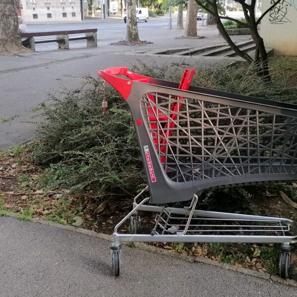 Ilyen egy magányos bevásárlókocsi sorsa
