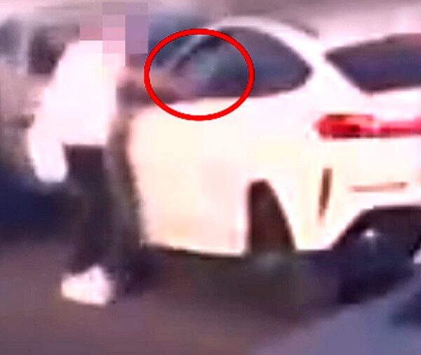 Kocsiban ülő, különélő feleségét fenyegette egy férfi Pécsen – Videó!