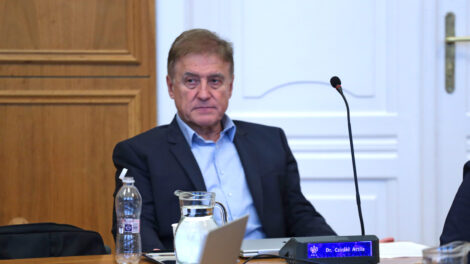 Megnyerheti a választást Pécsen az orvosprofesszor, Cziráki Attila?