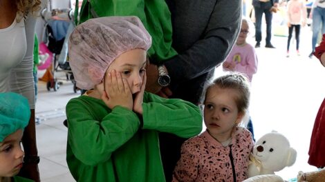 Mackót műthetnek a kisgyerekek a pécsi orvosi karon