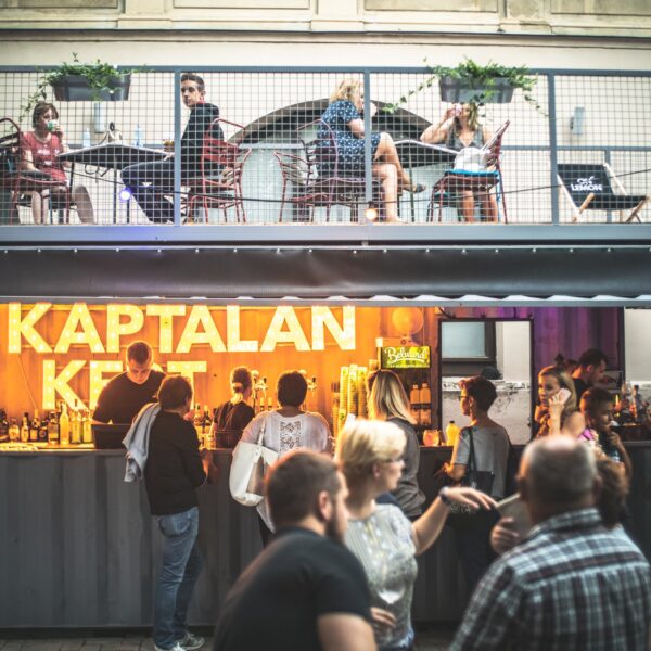 Óriási fordulat: visszalép a Káptalan Kert fura pályázója, aki nem gondolta komolyan az ajánlatát sem, őt lepte meg legjobban, hogy nyert!