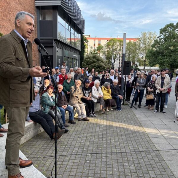 VIDEÓ! Tüntetés helyett „megfutamodtak” a pécsi Tiszások, majd fotózkodtak Lázár János fórumán az Egyetemvárosban