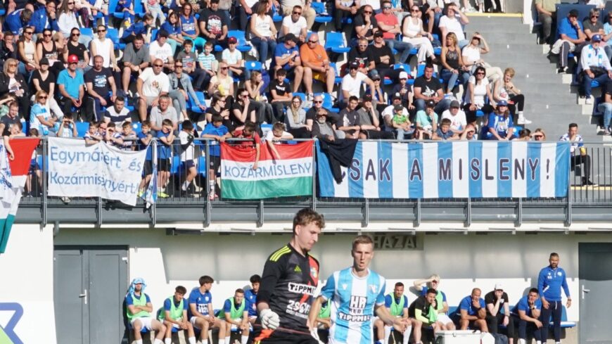 Kozármisleny szurkolókkal körül
