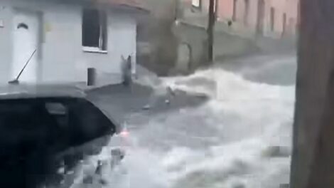 Hatalmas villámárvíz alakult ki Pécsen – videó!