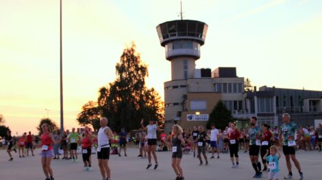 IMÁDJUK! Futók népesítik be a Pécs-Pogányi Repülőteret, méghozzá este!