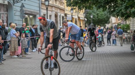 Pécsen az utolsókból lettek az elsők! A Király utcában 44 perc alatt 50 métert tett meg a leglassabb kerékpáros