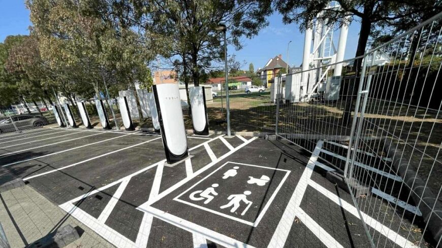 tesla-supercharger-pecs_villanyautosok.hu_őz_pál_1000