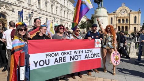 Zebrajelmezes nőt vert egy PET-palackkal a Pécs Pride-on: vádat emelnek ellene