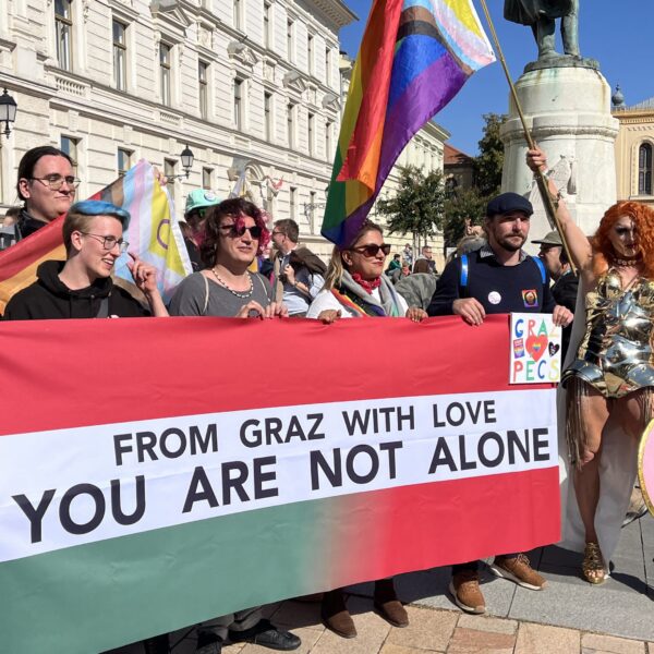 Zebrajelmezes nőt vert egy PET-palackkal a Pécs Pride-on: vádat emelnek ellene