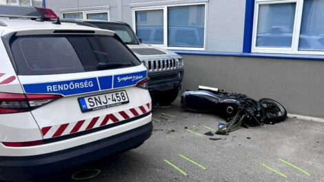 Furcsa balesetben halt meg egy motoros Pécsen